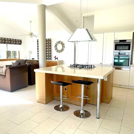 Stunning Sea View And Pool - The View *